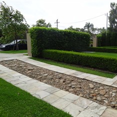 Pebble centre section for driveway