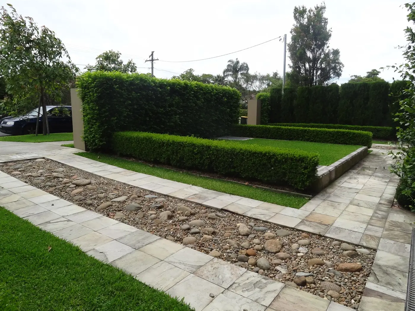 Pebble centre section for driveway